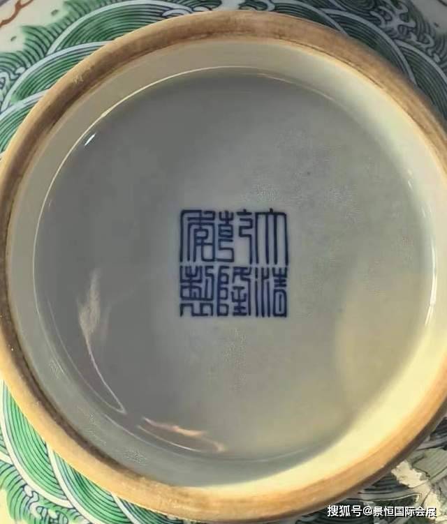 登峰造极的传统工艺瓷器：“大清乾隆年制”款青花五彩云龙纹赏瓶_
