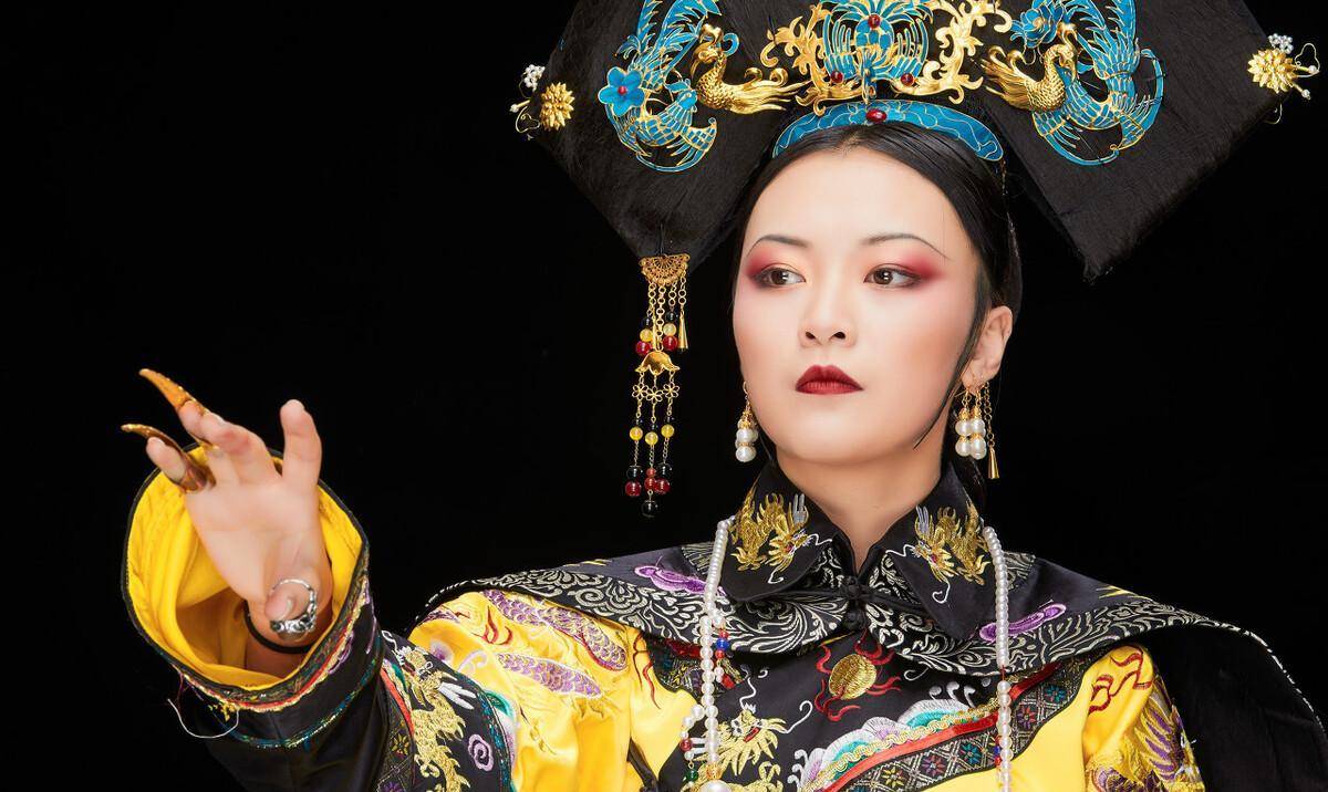 八旗制度本质上和明朝的兵户制度没什么区别,都是"世兵"制度.