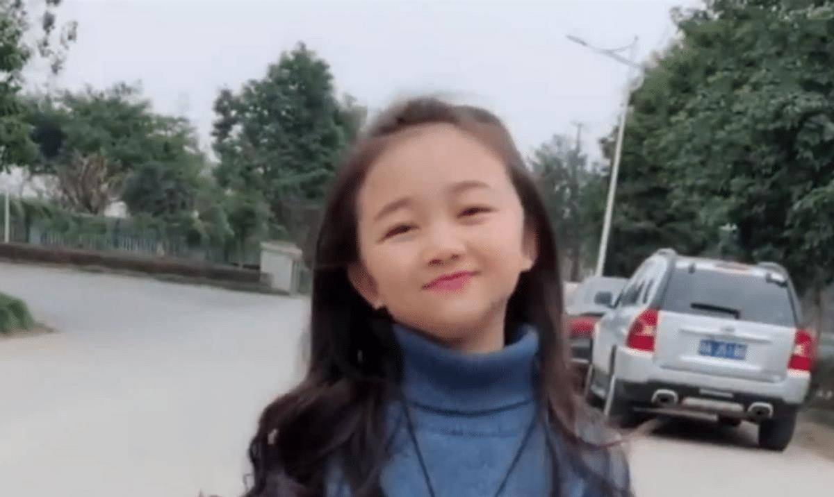 袖珍女孩黄韵怡:因长相甜美走红,年入百万拒做"扶弟魔"