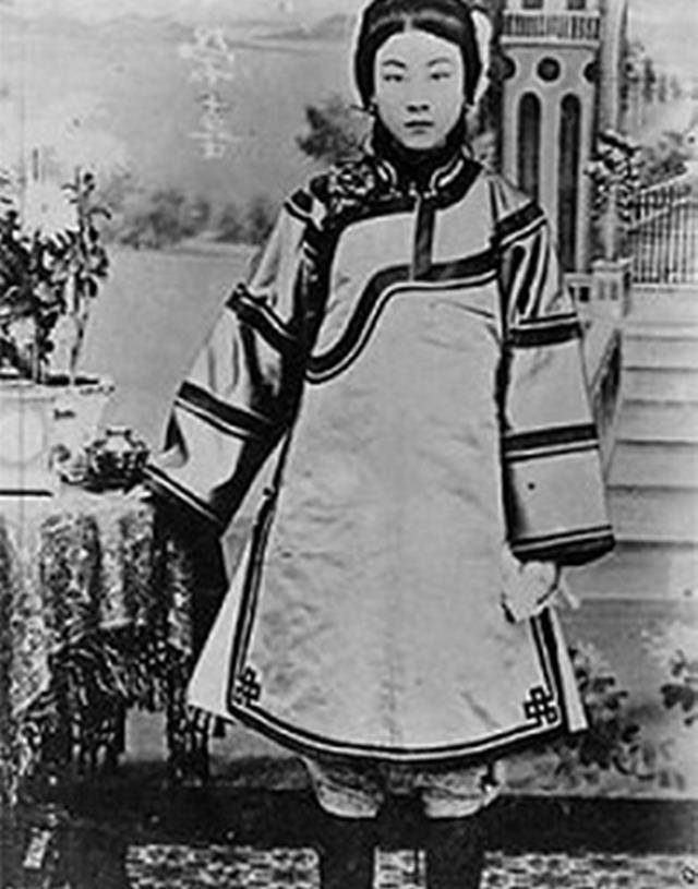 晚清名妓赛金花:一人救了上万百姓,却结局凄惨,被冻死在床上_洪钧