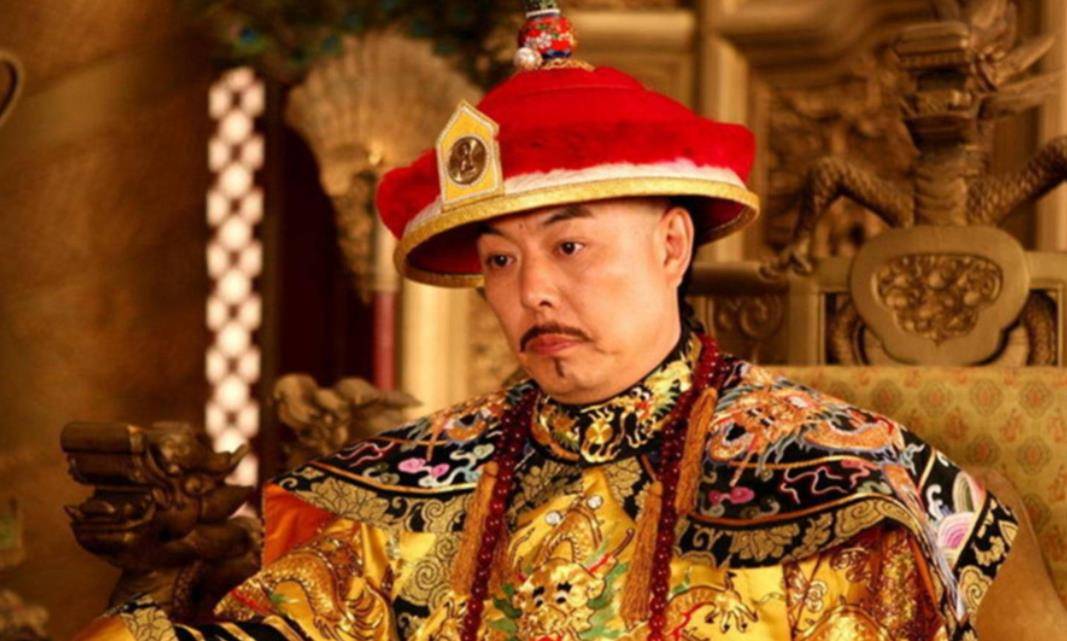 皇帝御座的旁边,分别林立着西洋的"铜人",它们鼓瑟吹笙,随着机关运动