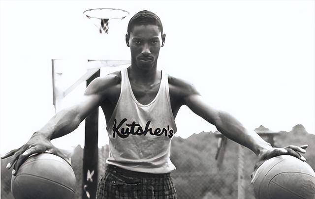 张伯伦身体天赋之强,床并斜躺,单手举施瓦辛格