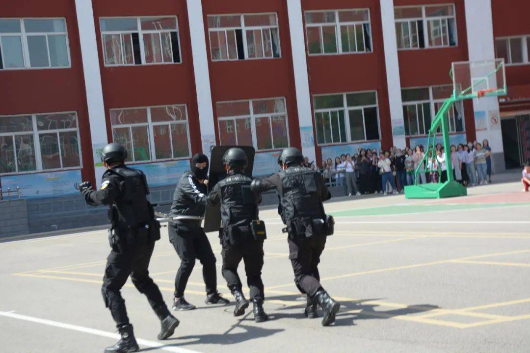 忻州特警携手北中 共建平安文明校园