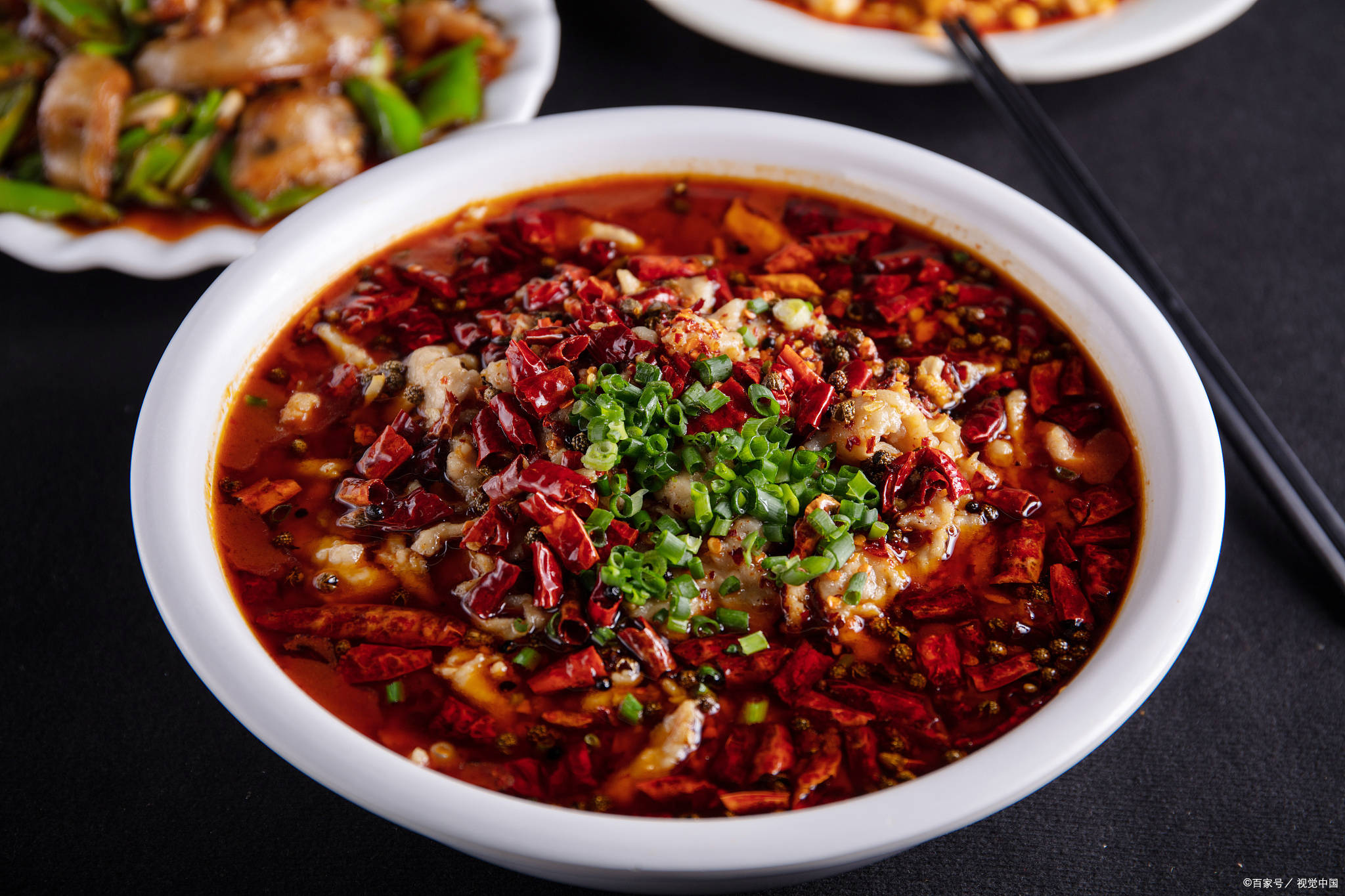 重庆的特色美食种类繁多,无论是地方小吃,特色菜肴还是传统名菜,都能