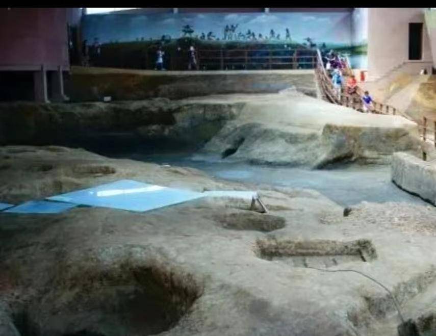 将这些墓葬现象与城址的出现联系在一起,可以看出城头山古城社会已