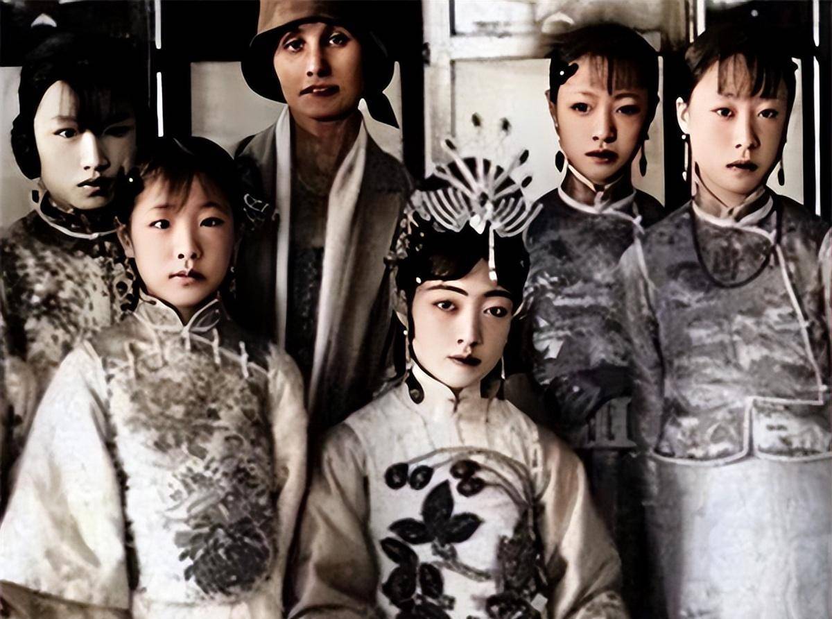 溥仪为何将妻子婉容的孩子扔进熔炉?原因令人心酸!