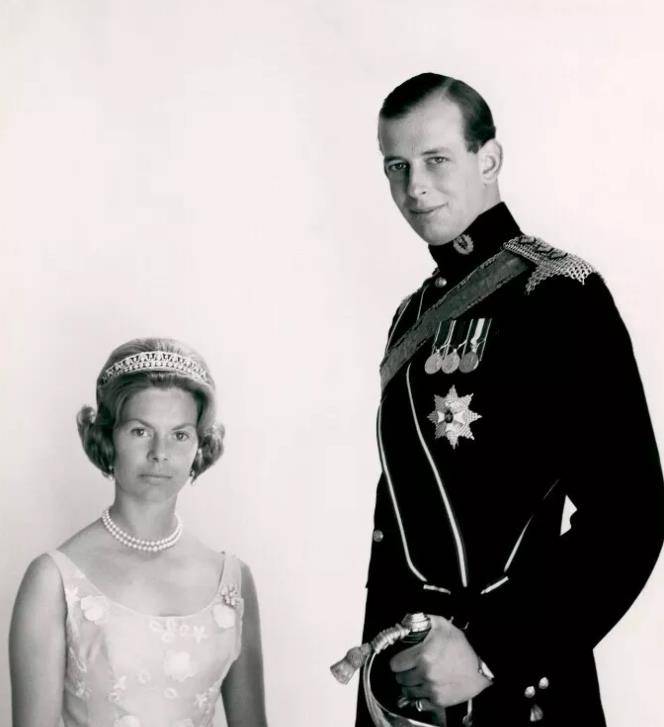 面对妻子的身心俱损,爱德华不仅没有陪伴鼓励妻子,反而把她视为"疯