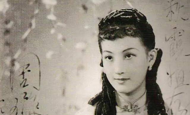 民国女孩3岁被舅舅拐卖,长大后家喻户晓,2011年其照片218万成交_周璇