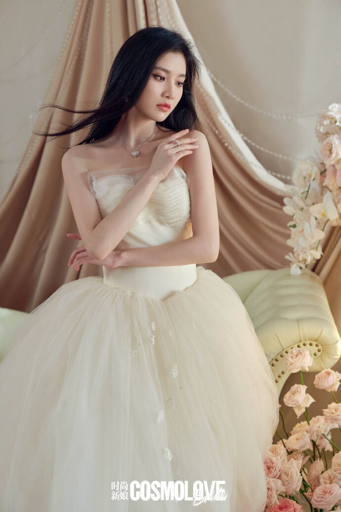 张慧雯再登杂志封面,清纯甜美惹人爱,白色礼服宛如新娘