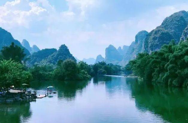 桂林山水:千峰万壑,碧波荡漾,美景如画