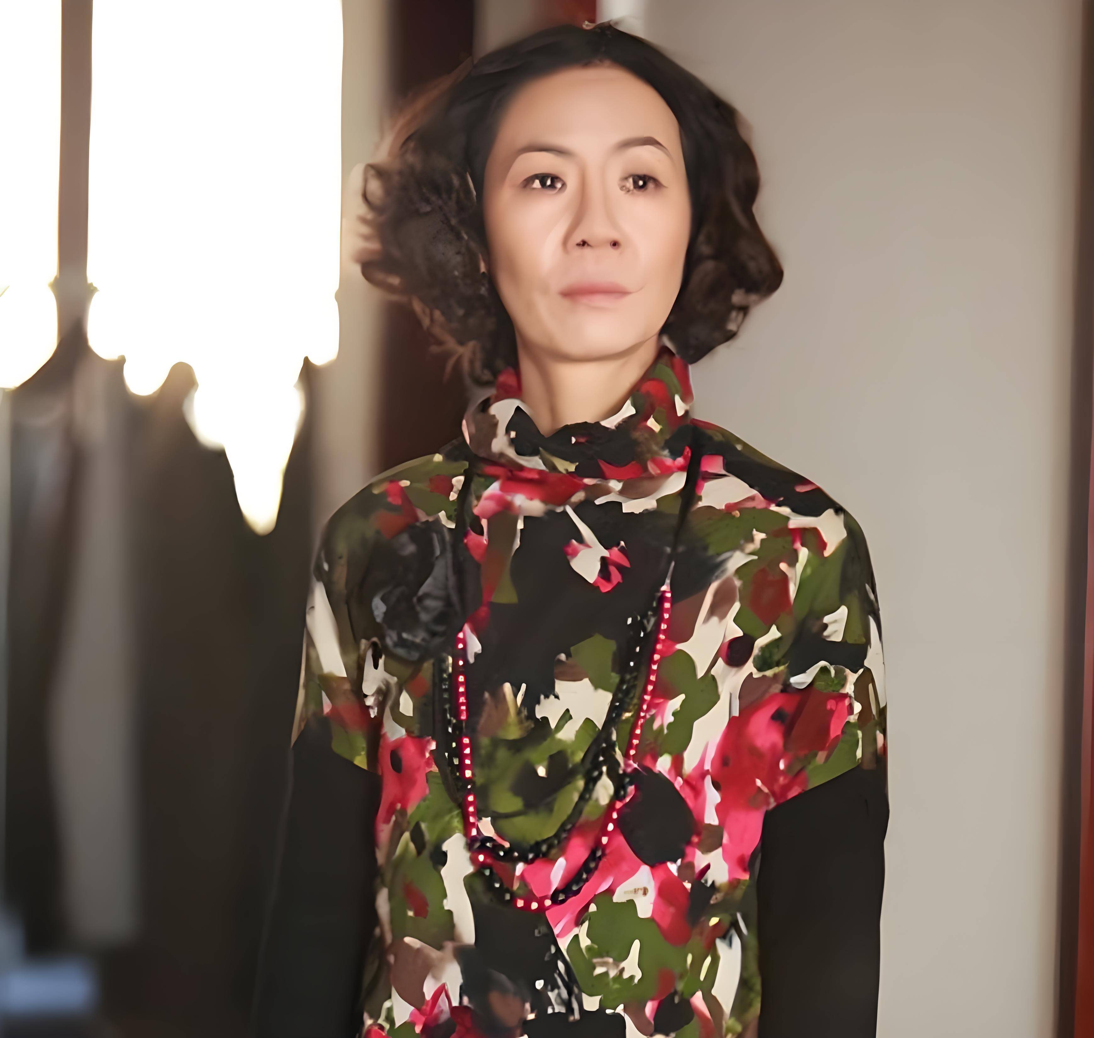 她是最丑的女演员,却成功嫁入豪门,息影后帮丈夫打理亿万家产_杨青