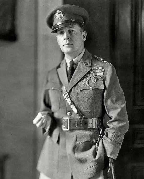 麦克阿瑟的父亲三星中将,母亲出身富商家庭,所以他从小就过着富裕生活