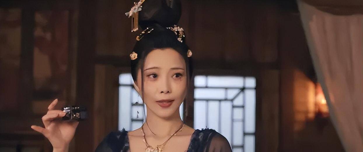 但是,当大雨之夜,沙斯潜入了贺兰雪的住处,给她换上了小乞丐的人面脸