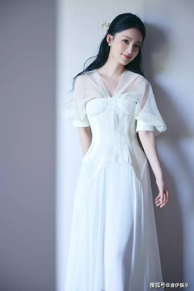 李沁白纱裙写真曝光,古风发簪点缀,仙气十足,魅力爆表!
