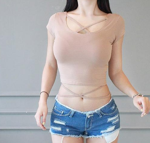 白皙漂亮的牛仔裤美女,增添个性时尚感,十分抢眼!
