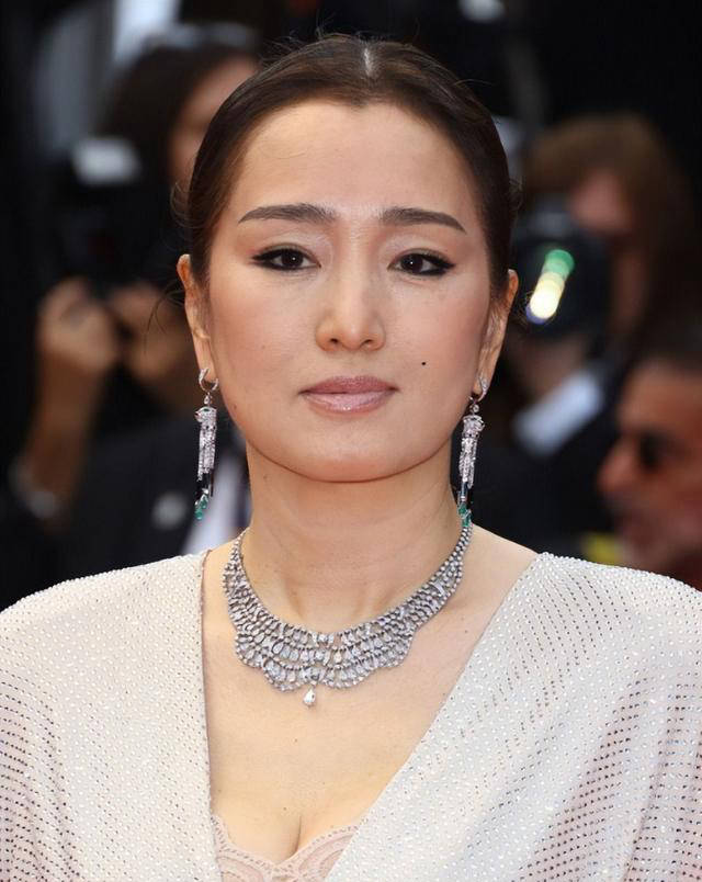 凡提及巩俐,必定让人期待她的红毯造型.