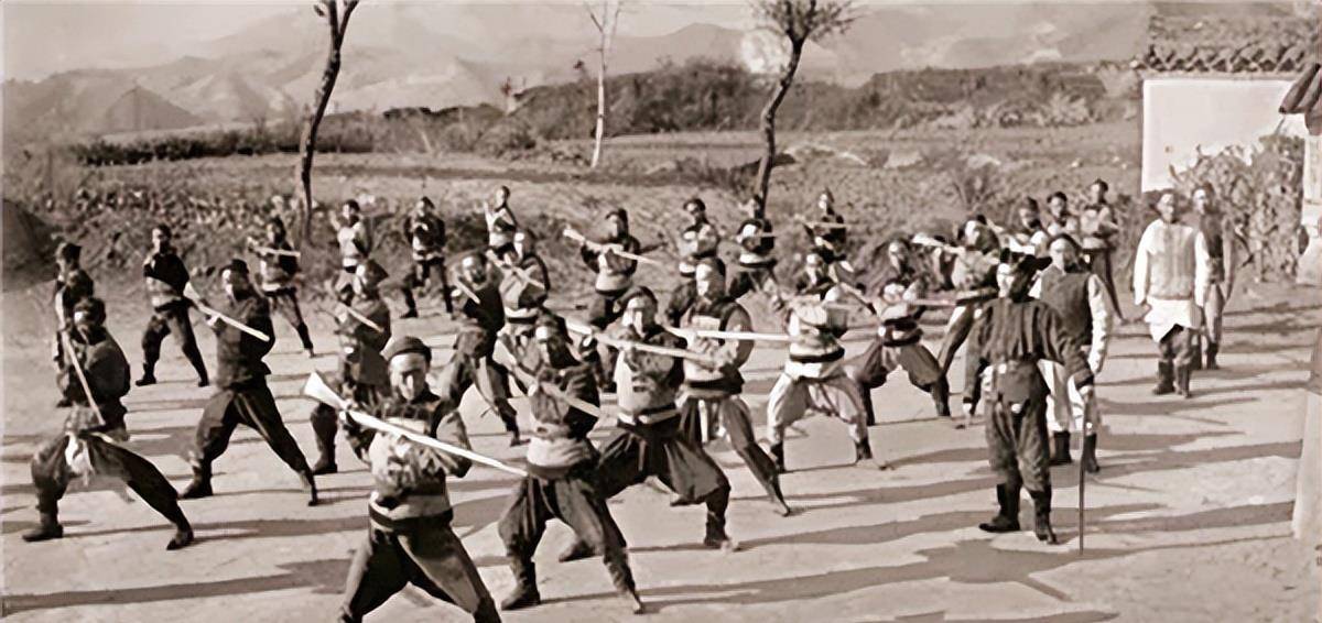 清朝有一女子效仿花木兰从军,结果没多久就怀孕了,结局很是凄凉