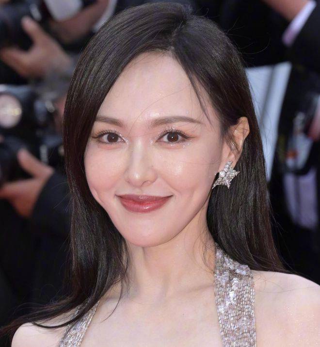 唐嫣首登戛纳红毯,获官方特写镜头,内娱"白幼瘦"审美遭挑战_明星_待遇