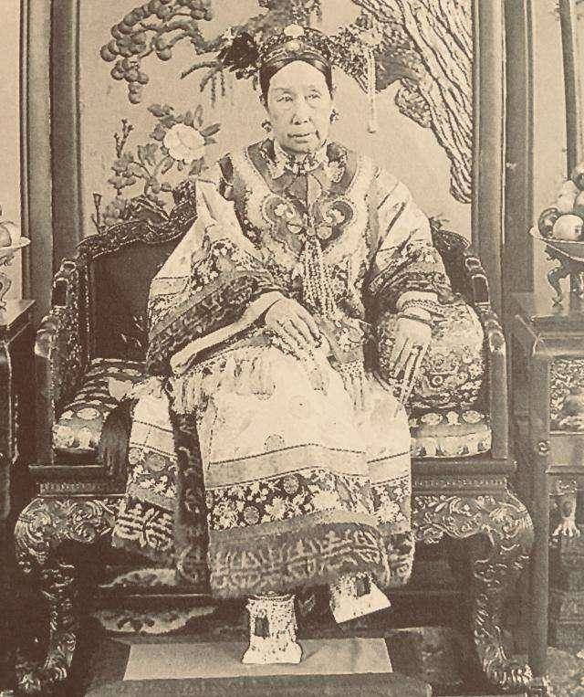 李莲英葬母声势浩大,乡亲们免费吃席35天,往家拿多少一概不问