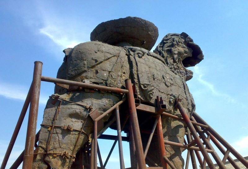 屹立千年不曾倒下,却因一次次的修复伤痕累累_铁狮_沧州_雄狮