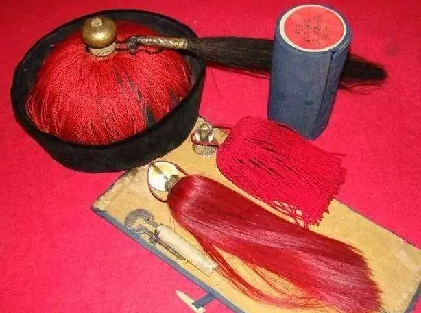 清朝官员的官帽称为"顶子"或"顶戴","顶戴花翎",不同品级的官员要戴不