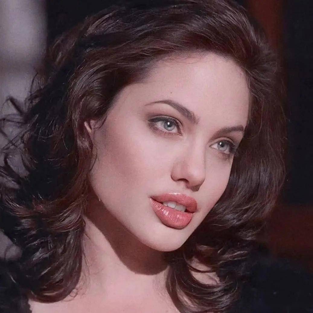 安吉丽娜朱莉的性感写真让人眼前一亮,这谁顶得住!