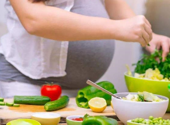 这三种食物推荐孕妈妈在孕期经常食用，既能增加孕酮值，又能增强免疫力_孕妇_宝宝_芹菜。