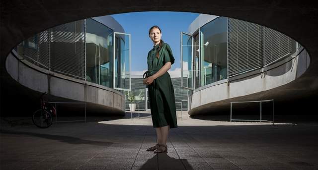 为了把球堆得更密集,数学家想到的办法是随机把球抛出去