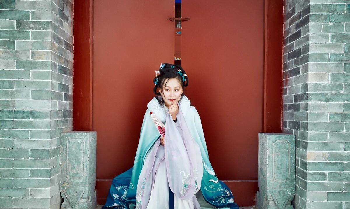 明代奇案十九:少妇返家半路失踪,巡按私访现端倪,白纸审出奸僧