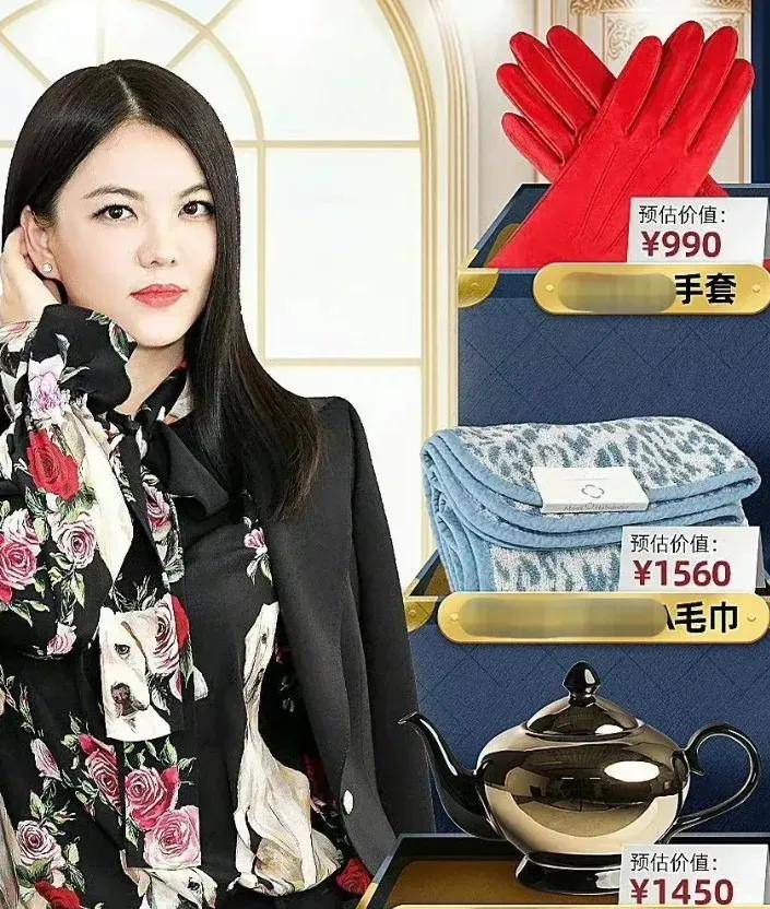 48岁李湘生图暴露真实身材,身材臃肿脖子粗,珠圆玉润很富态