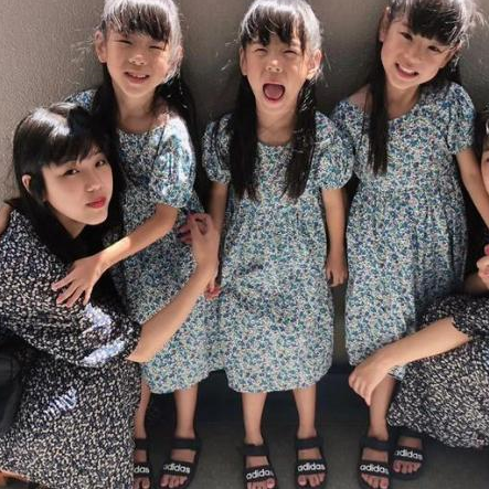 生完双胞胎,二胎又生三胞胎,5个女儿如出一辙,活成人生赢家