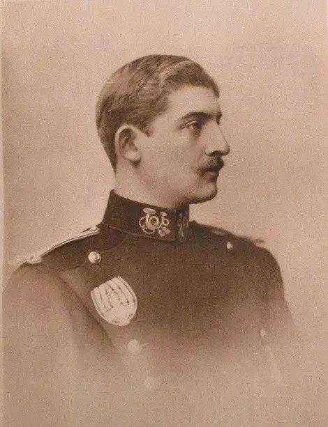 曾被称为欧洲最漂亮最富裕的公主,后成为军人女王