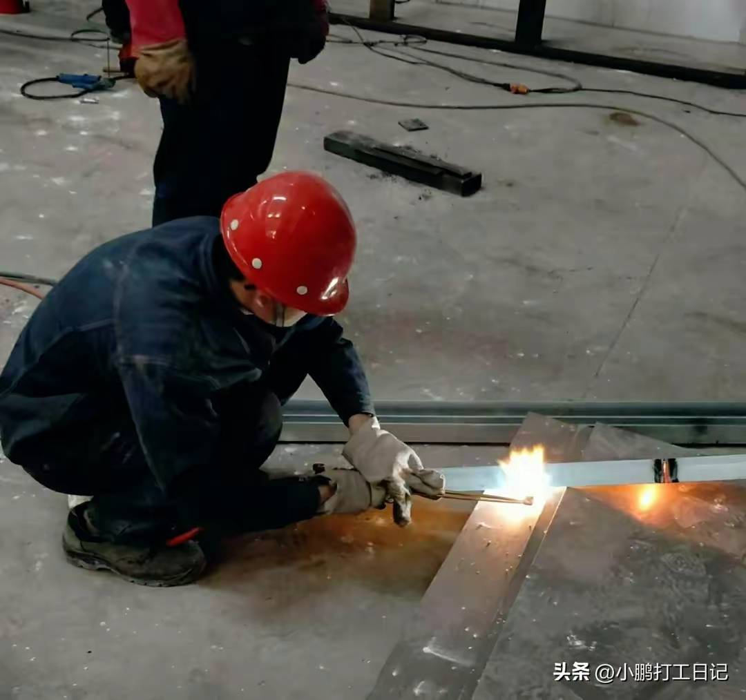 维修焊工和电工这两个工种可能刚学的时候比较累,比较难,但是只要你