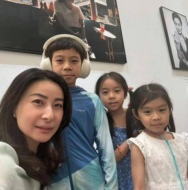 郭晶晶带着三个孩子游深圳艺术展,被称无压力,三宝长相引热议