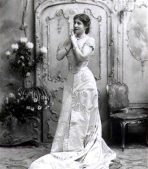 珍妮并没有因此而止步不前,她的社交活动和高调的生活方式,让人们看到