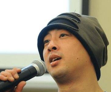 赖宝在80后脱口秀的地位举足轻重,可谓挑大梁的角色,脱口秀的另一主角