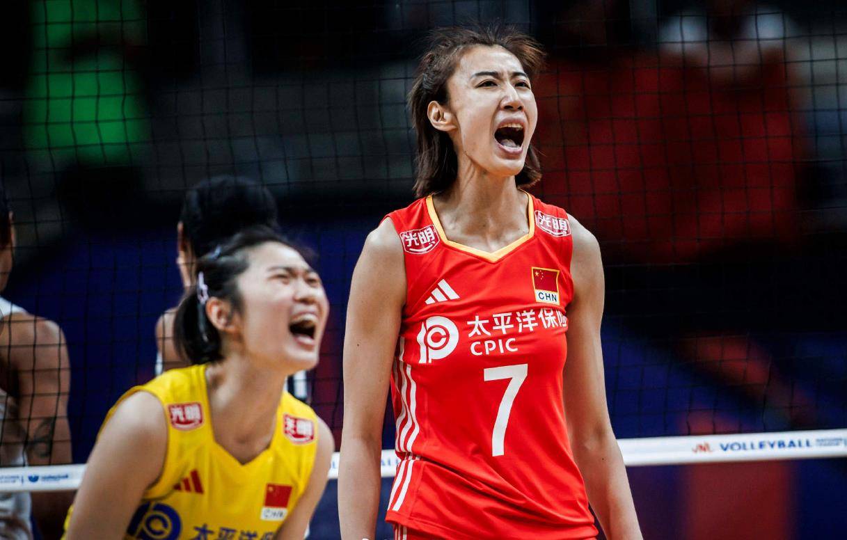 98-89!中国女排3-1逆转美国,上升世界第5,拦网狂虐对手12分