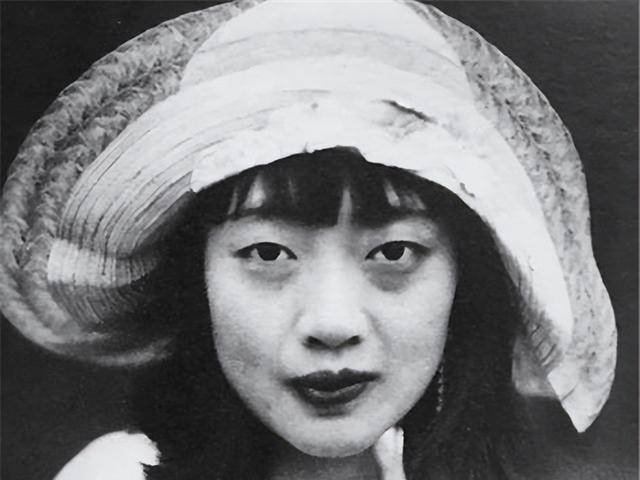 在鸦片日复一日的侵蚀下,原本清丽秀美的容颜早已形如枯槁,面色青灰