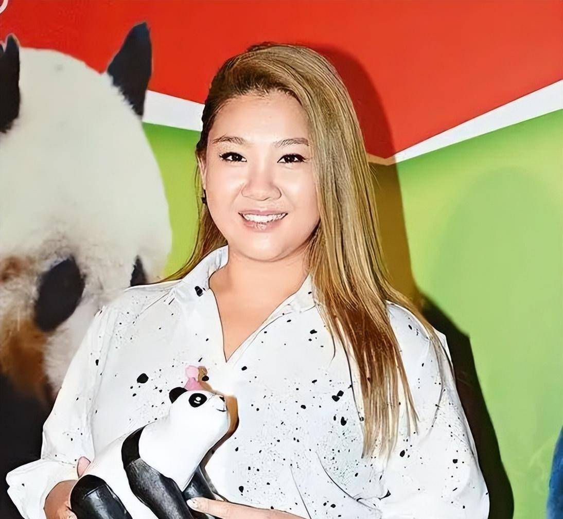 他对于郑咏恩的关怀和宠爱显而易见,而对于郑欣宜却显得有些笨拙和不