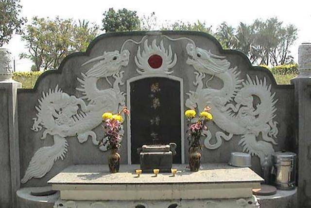 其实,朱术桂之墓早已被盗,纵使有100多座疑冢也无济于事.