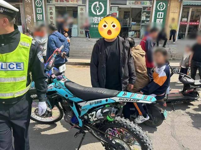 一未成年人无证驾驶经过非法改装的摩托车"炸街" 交警严查