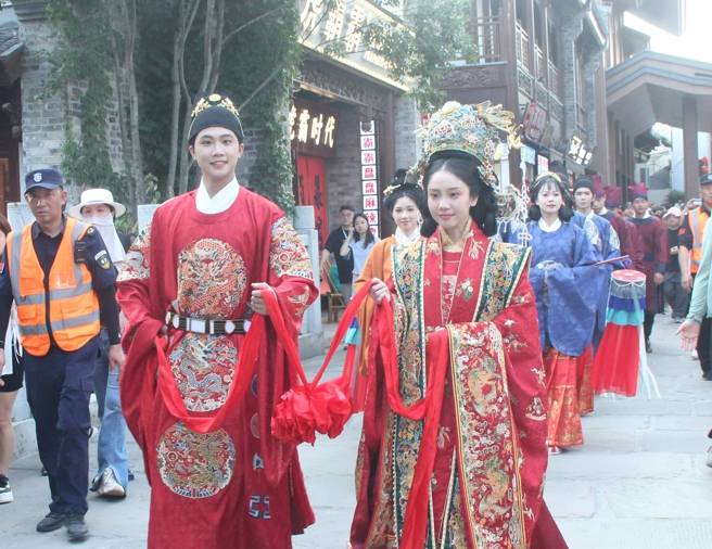 为期两日举办中式婚礼活动 重温传统婚典魅力_文化频道_汉服_中华民族