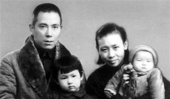 1938年,曹聚仁与邓珂云在武汉举行婚礼,他们在婚后生了一双儿女.