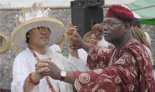 初期的工作并不顺利,当地居民对外来人口持敌意态度,而尼日利亚的治安