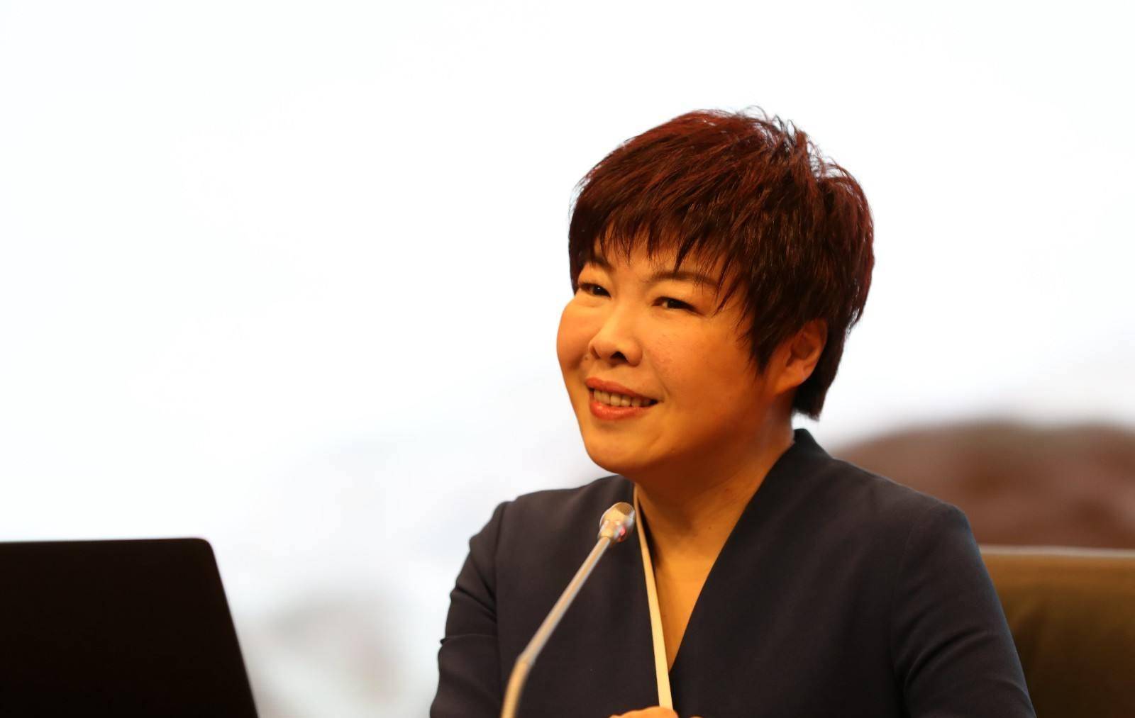 从国学大师到被轰下台,如今无人问津的于丹,到底做错了什么?