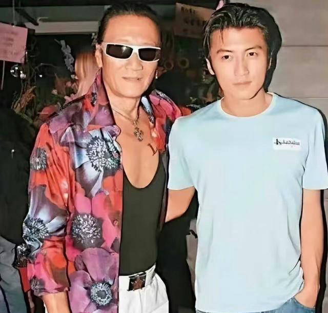 42岁谢霆锋现状曝光,被指靠近谢贤?风格转变引发热议