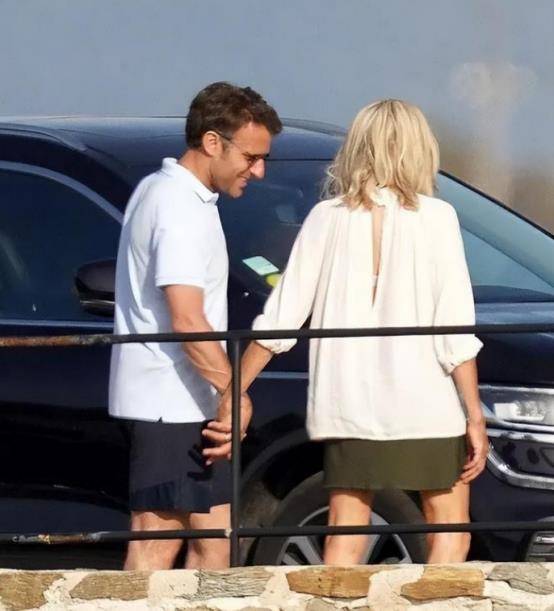 马克龙牵着69岁的妻子去度假,15年的婚姻从日常来看,是真爱