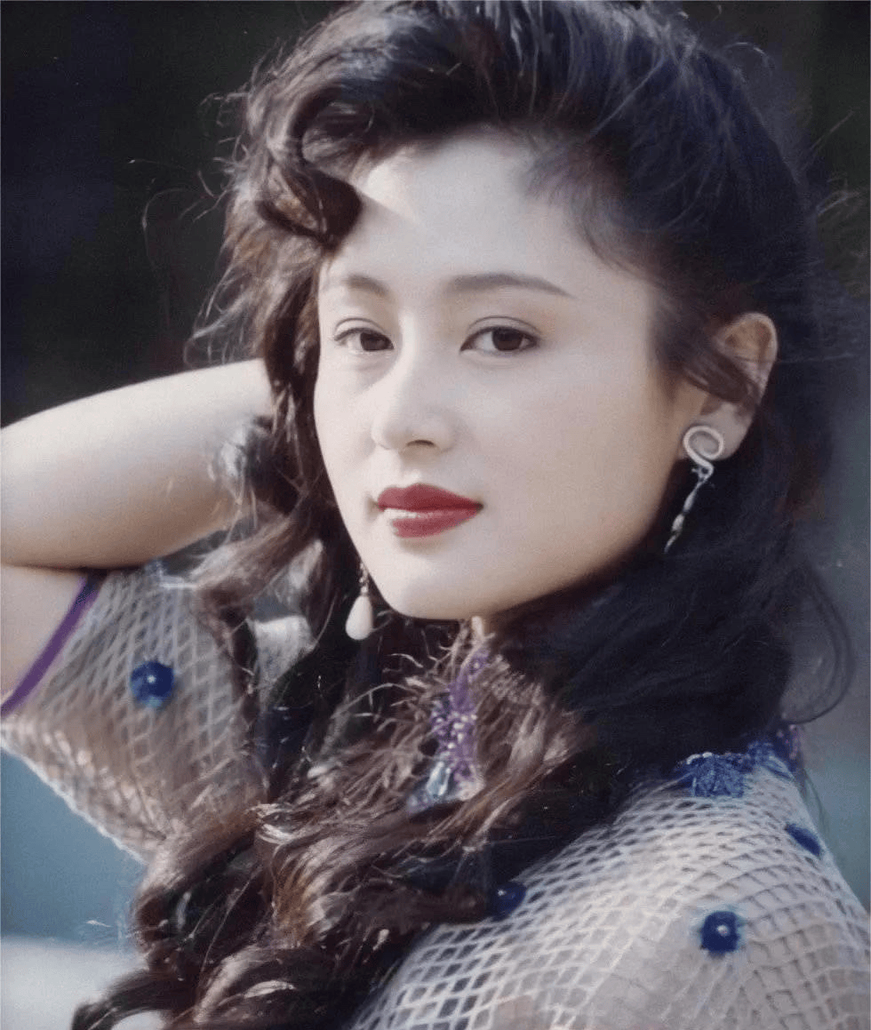 20多年前陈红在陈凯歌家拍照,她躺在沙发上样子堪称人间尤物_照片