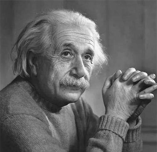 教科书上的爱因斯坦为何只放半身照?你看他平时穿的鞋子,就懂了