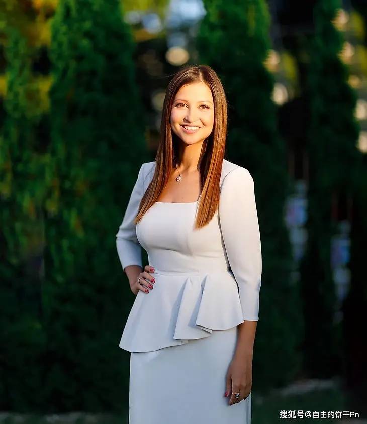 从艺术体操冠军到最美记者:俄罗斯美女雅娜·巴特里什娜